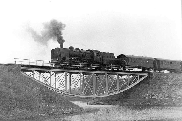 Na archiwalnym zdjęciu pociąg pasażerski przejeżdżający przez most w Kunowie Kujawskim (gm. Mogilno)
