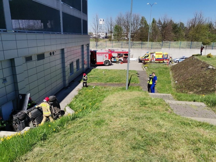 Wypadek w punkcie szczepień w Targach Kielce. Samochód spadł ze skarpy [WIDEO, ZDJĘCIA]