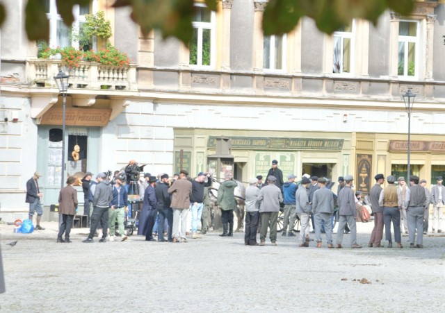 W Radomiu, na Placu Konstytucji 3 maja trwają zdjęcia do filmu „Pogrom 1905. Miłość i Hańba”. Scenografia która została przygotowana na potrzeby filmu rozciąga się od ul. Piłsudskiego, aż do ul. Żeromskiego. Uwagę licznych przechodniów przyciągają również kostiumy aktorów. Zdjęcia w centrum Radomia mają potrwać do 20 sierpnia.