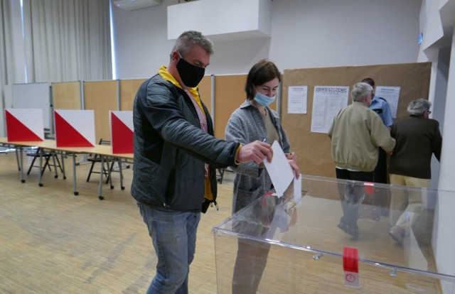 Wybory prezydenckie 2020: Katowiczanie ruszyli do głosowania.


Zobacz kolejne zdjęcia. Przesuwaj zdjęcia w prawo - naciśnij strzałkę lub przycisk NASTĘPNE