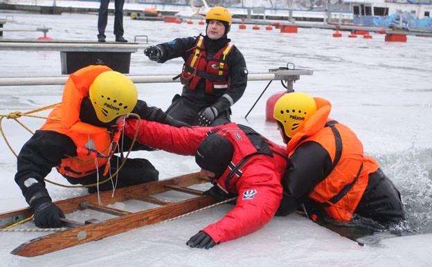 Ćwiczenia strażaków z ratowania na lodzie