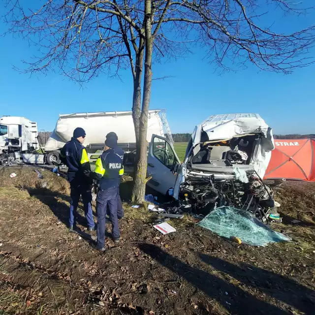 W zderzeniu busa z ciężarówką na miejscu zginął 38-letni kierowca samochodu marki Renault Master