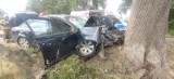 Wypadek pod Sędzisławiem koło Kamiennej Góry. Samochód zmiażdżony po uderzeniu w drzewo 