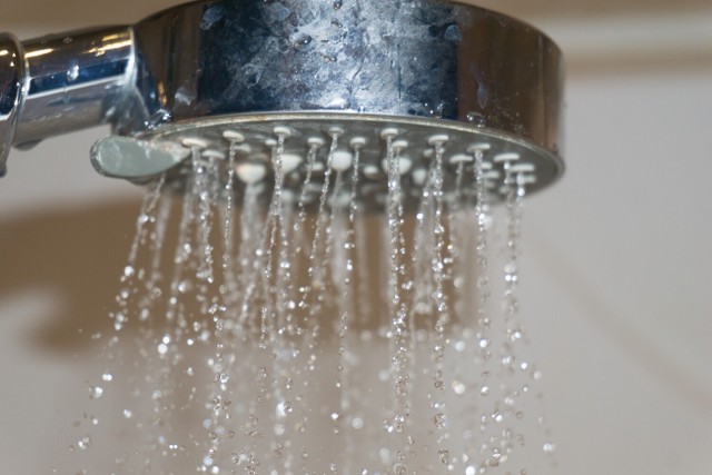 Legioneloza roznosi się m.in. przez kropelki wody wychodzące spod prysznica