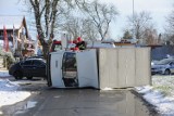 Dostawcze auto dachowało na Święciechowskiej po zderzeniu z oplem [ZDJĘCIA i FILM]