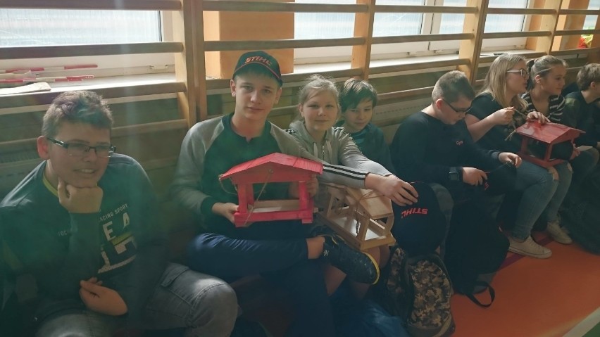 Dokarmiamy ptaki zimą. Wieluński przedsiębiorca buduje karmniki z uczniami[FOTO]
