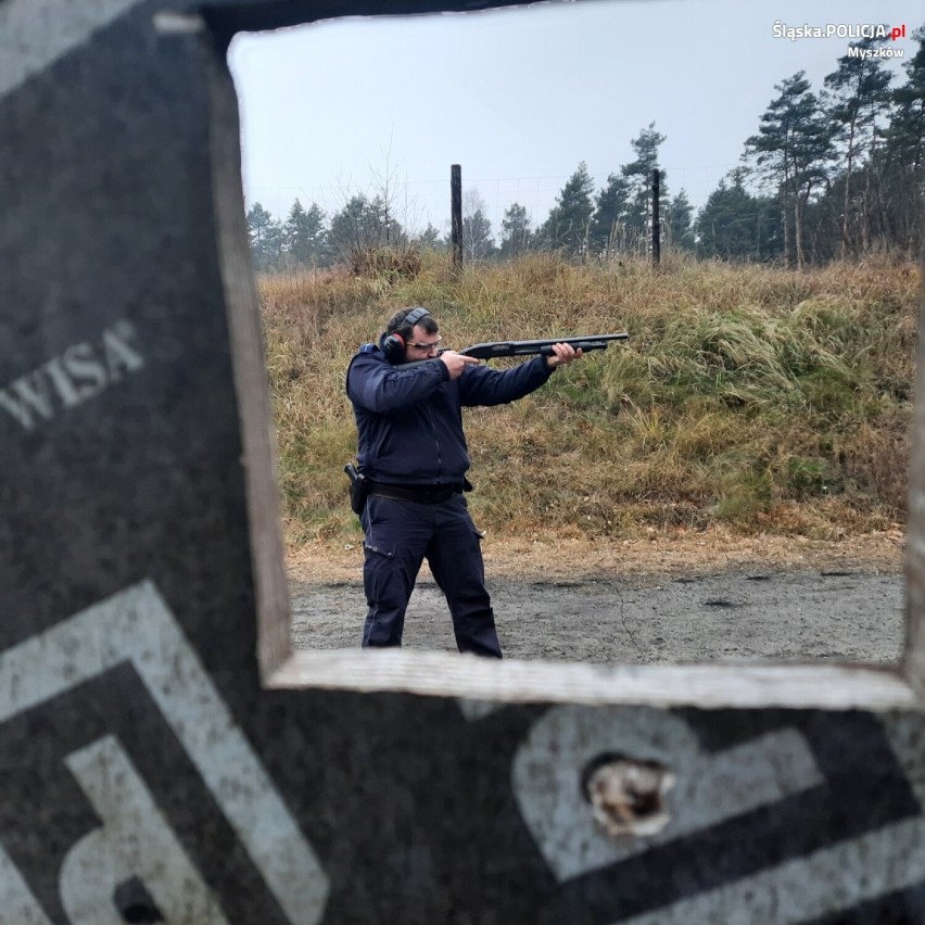 Myszkowscy policjanci ćwiczyli strzelanie. Doskonalili technikę  ZDJĘCIA