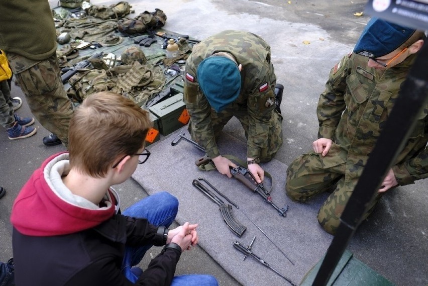 Piknik wojskowy na terenie Muzeum Regionalnego w Brzezinach