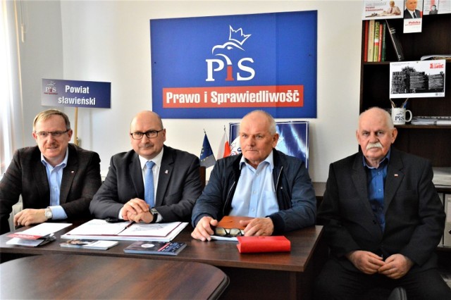 Od lewej: Piotr Małoswki  z PiS, Robert Stępień z PiS, Czesław Galek - sympatyk PiS, Jerzy Sekuła z PiS