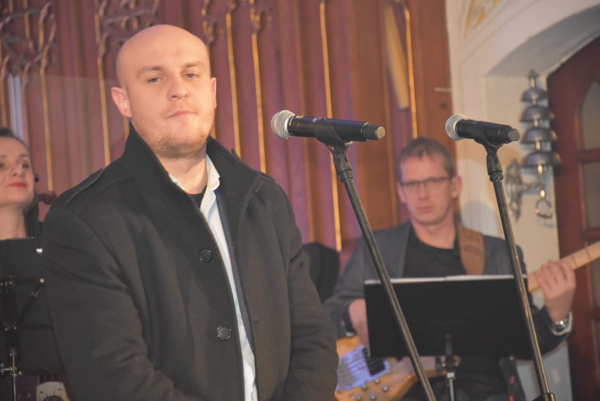 Koncert kolęd z Robertem Janowskim, Wojciechem Cugowskim w kościele w Myszkowie ZDJĘCIA