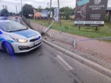 Mężczyzna zasnął za kierownicą i uderzył w barierki i latarnię w Bełchatowie