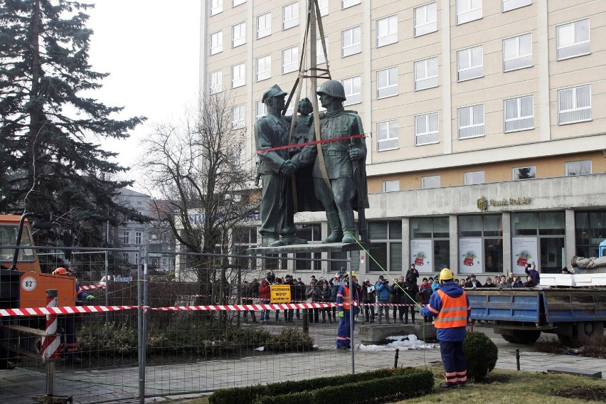 Demontaż pomnika Braterstwa Broni w Legnicy, to już sześć lat minęło, zobaczcie zdjęcia