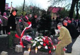 Zbezczeszczenie pomnika w Ostrzeszowie. 19-latek zniszczył urnę z ziemią ze Smoleńska