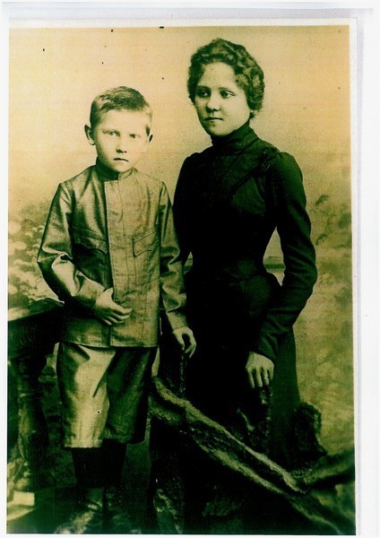 Żona Edmunda Zacherta - Krystyna Ostrowska z synem.