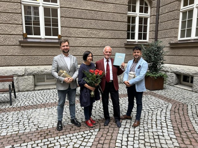 W składzie komisji egzaminacyjnej znaleźli się prof. Magdalena Koch, prof. Patryk Borowiak i dr Emilian Prałat.