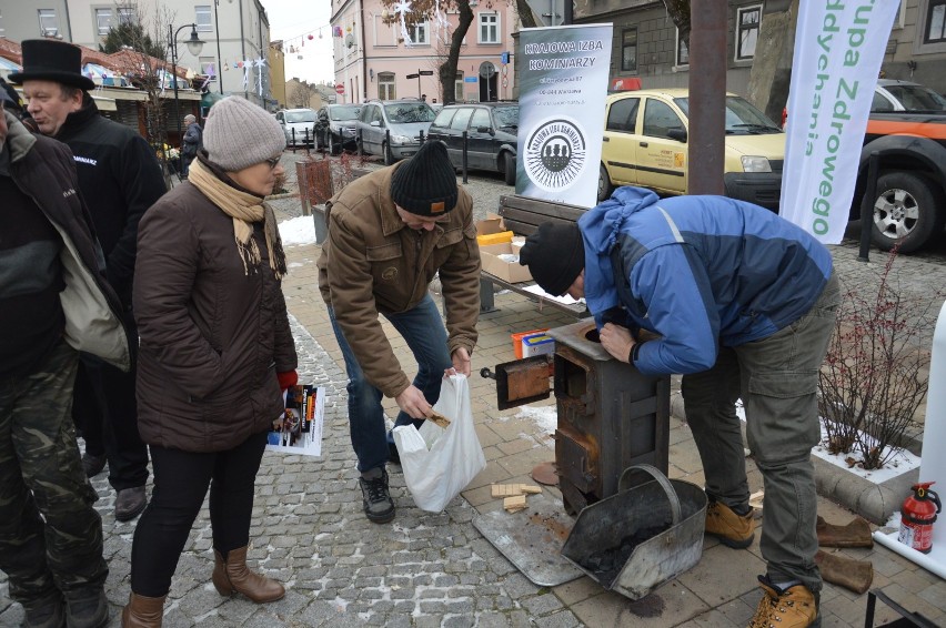 Tarnów. Uczyli jak palić w piecu, by nie zanieczyszczać powietrza [ZDJĘCIA]