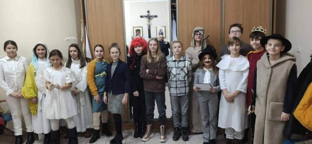 Uczniowie Katolickiej Szkoły Podstawowej w Inowrocławiu, którzy wystąpili w przedstawieniu jasełkowym w kościele pw. św. Królowej Jadwigi