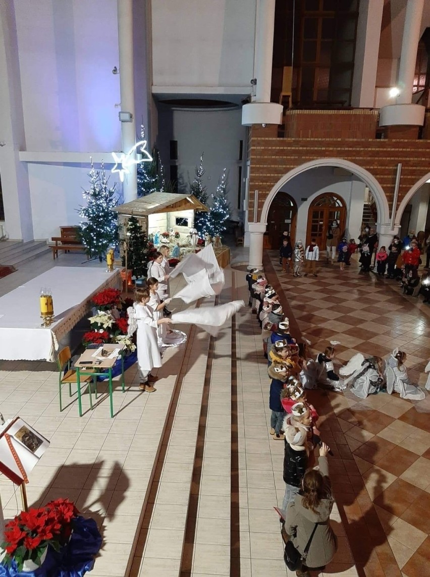 Inowrocław. Jasełka w kościele pw. św. Królowej Jadwigi uczniowie w wykonaniu uczniów Katolickiej Szkoły Podstawowej