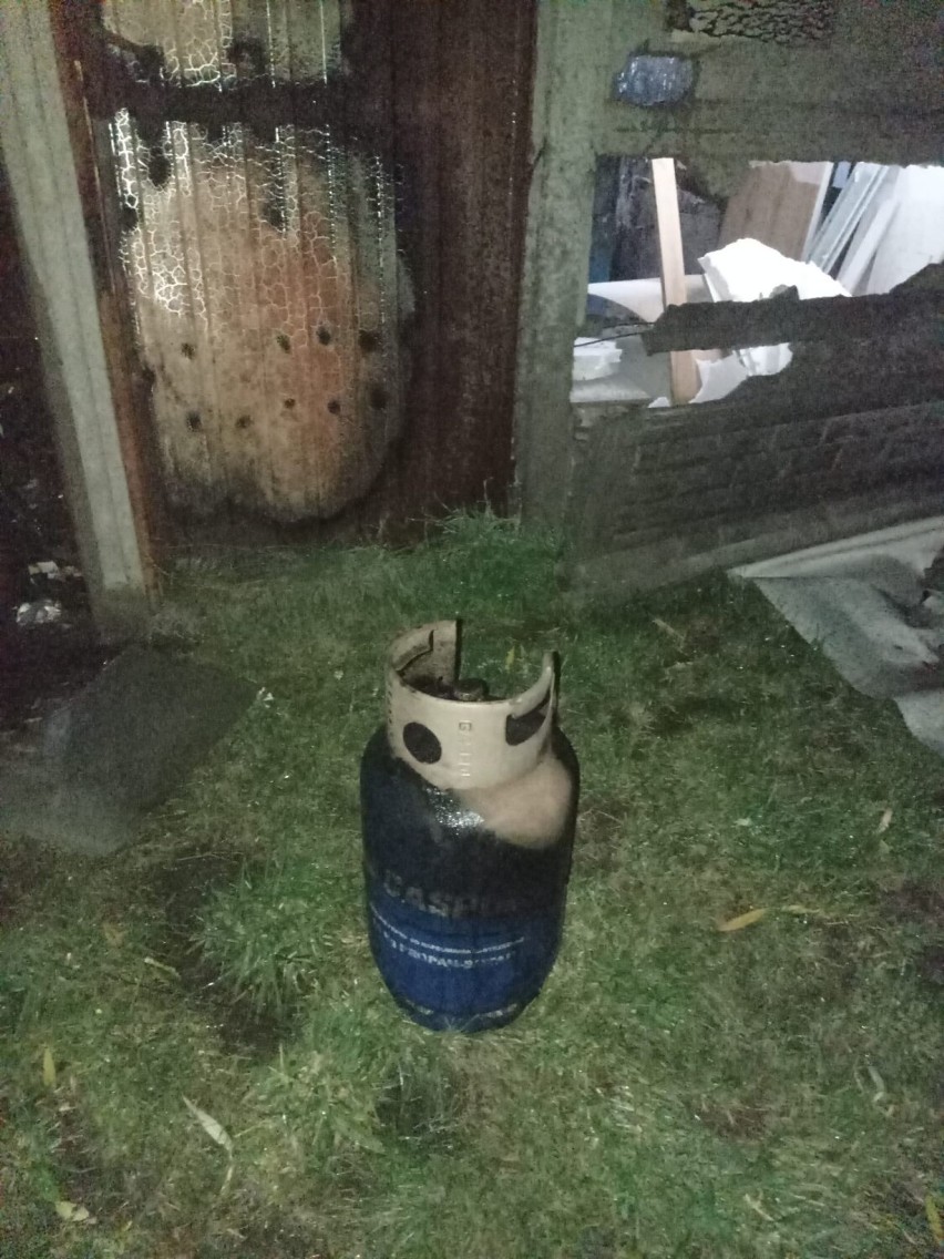 Pożar butli gazowej  w domu nad jeziorem. Jedna osoba została ranna