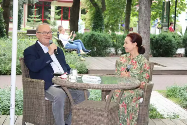 Grażyna Brodzińska w kawiarence w Busku-Zdroju z dyrektorem festiwalu Arturem Jaroniem.