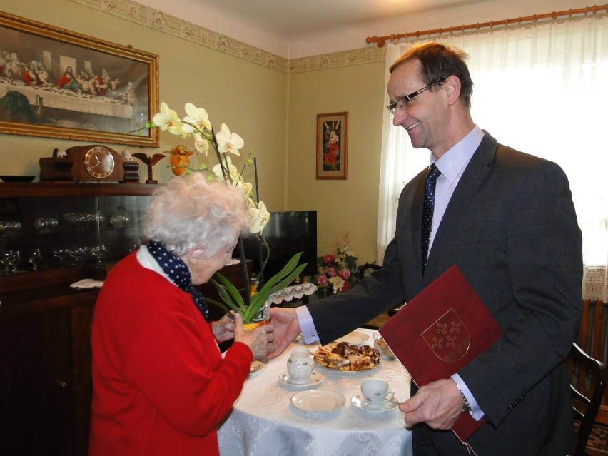 Kamieniec: Pani Aleksandra Marciniak obchodziła w tym tygodniu 90 urodziny. Jubiltatkę odwiedzili przedstawiciele gminy
