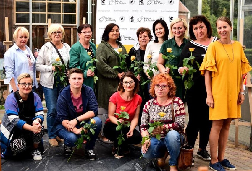 Warsztaty odbyły się w przestrzeniach Ośrodka Kultury Leśnej. Wzięło w nich udział ponad 30 kobiet – mieszkanek i sympatyczek gminy