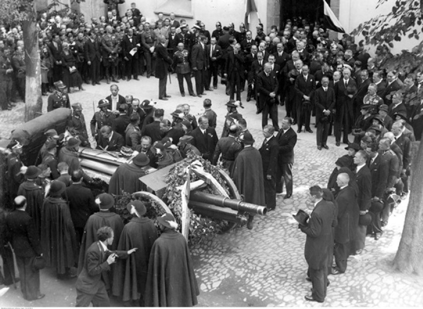To był największy pogrzeb w historii Nowego Sącza. Mauzoleum Pierackiego wróci na swoje miejsce 