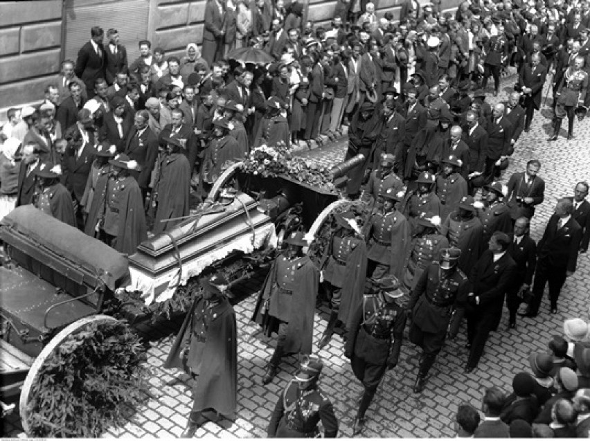 1934r. Kondukt pogrzebowy na ulicach Nowego Sącza.
