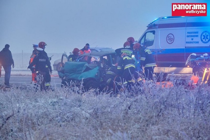 Wałbrzych: Koszmarny wypadek na ulicy Uczniowskiej. Kierowca osobówki w stanie krytycznym. [ZDJĘCIA]