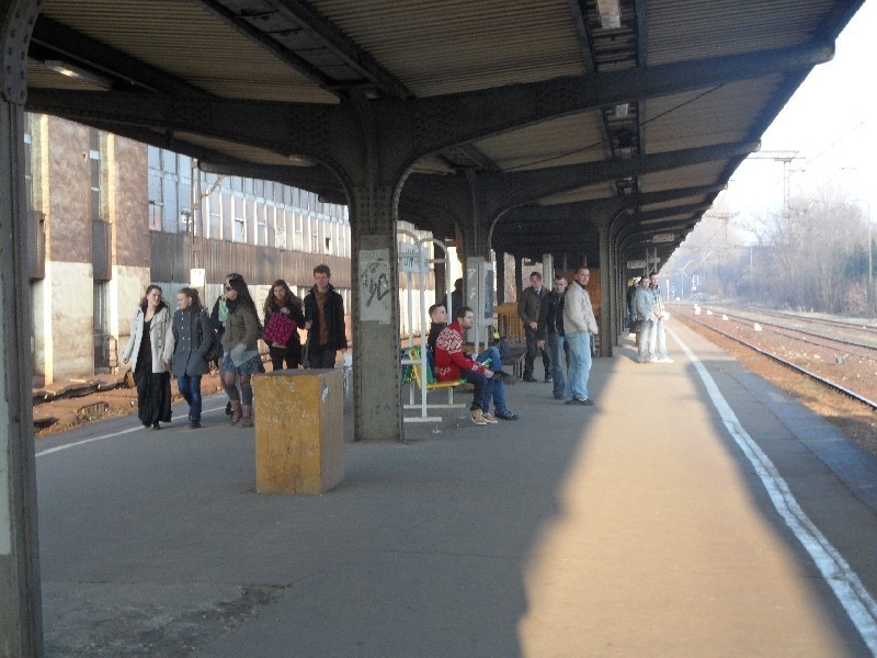 Remont dworca PKP w Zabrzu. Remont i malowanie elewacji od strony torów w kwietniu