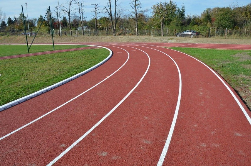 Świdnica: Nowe boisko i bieżnia w Mechaniku już gotowe (ZDJĘCIA)