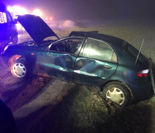 W czwartek nad ranem w miejscowości Trzemiętówko (pow. bydgoski, gm. Sicienko) doszło do wypadku. Samochód osobowy marki lanos daewoo wypadł z drogi. Kierowca został przewieziony do szpitala. 

FLESZ - wypadki drogowe
