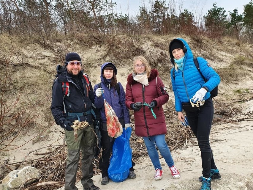 Sprzątali plażę w Dziwnowie. Ekolodzy uzbierali 50 worków z odpadami! [ZDJĘCIA]