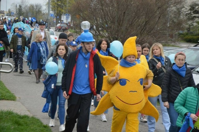 W czwartek 4 kwietnia kilkaset osób wzięło udział w Błękitnym Marszu, który przeszedł ulicami Skarżyska - Kamiennej.