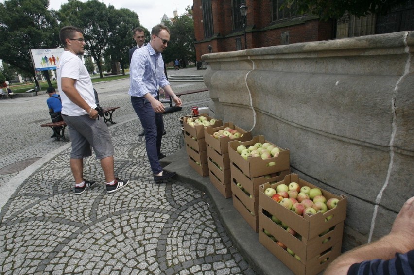 Rozdawali jabłka w Legnicy (ZDJĘCIA)