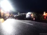 Wypadek w Ciarce. Zderzenie dwóch opli na drodze krajowej nr 11. Jedna osoba nie żyje, trzy są ranne
