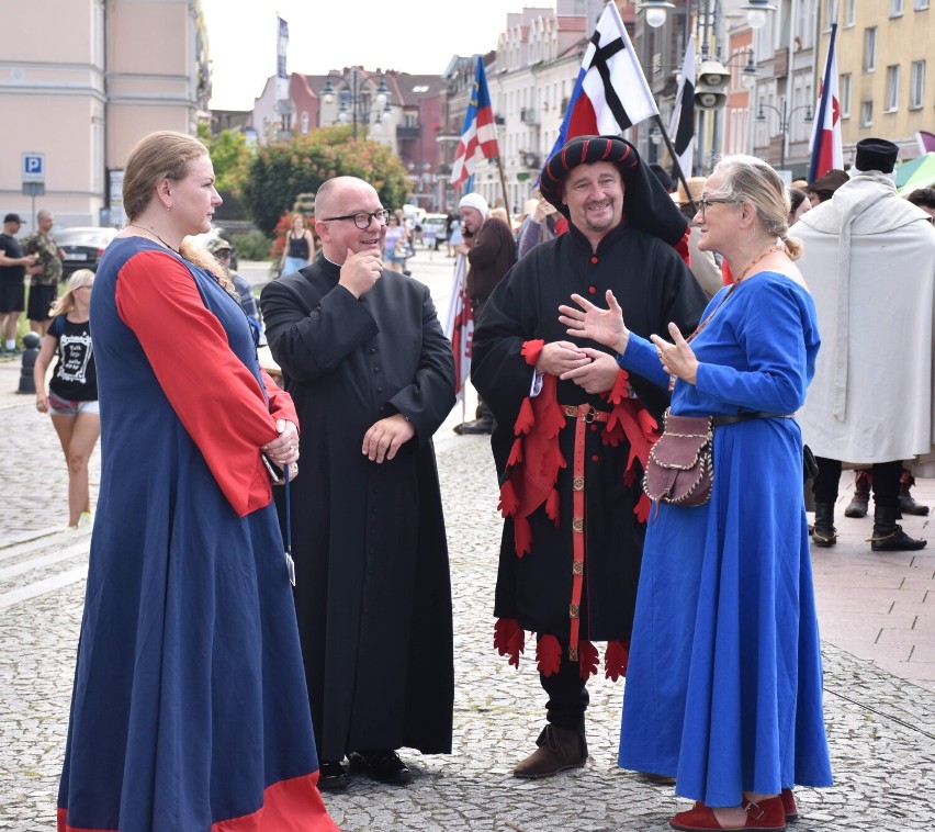 Malbork. Uczestnicy Oblężenia 2022 przemaszerowali z centrum miasta pod zamek