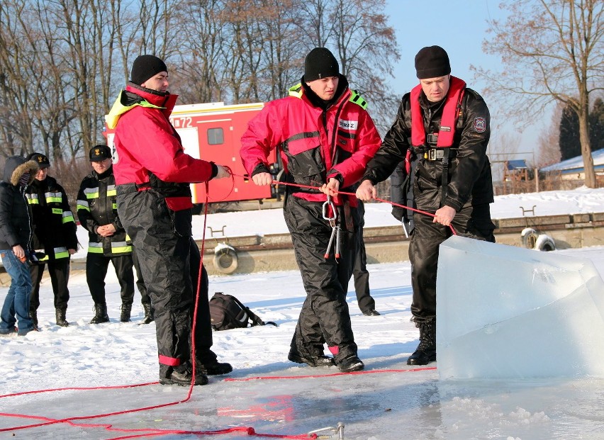 Nie wchodź na cienki lód! Strażacy pokazali jak wydostać się z przerębla (ZDJĘCIA, WIDEO)