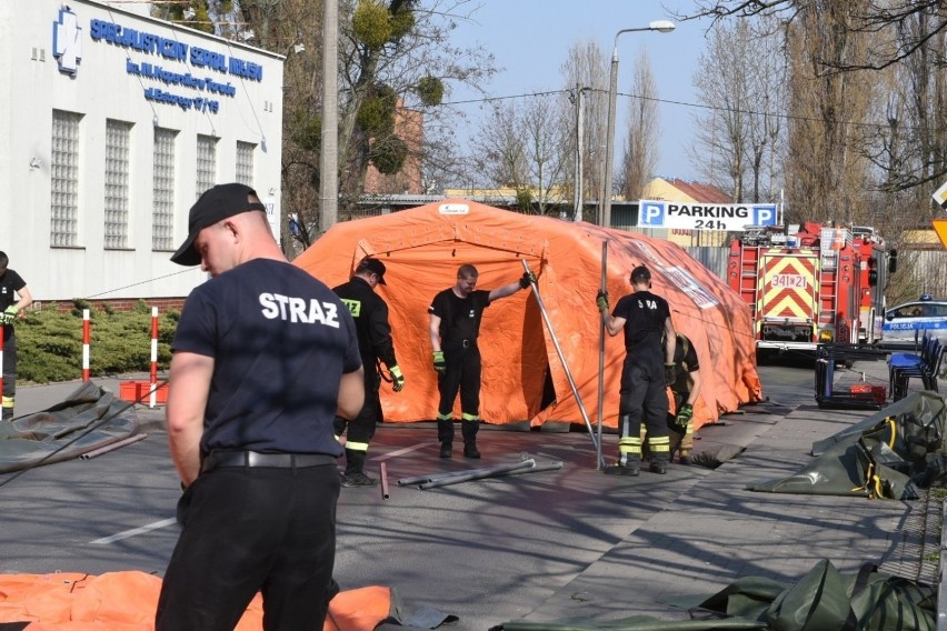 Budowa mobilnej izby przyjęć przed Szpitalem Miejskim w...