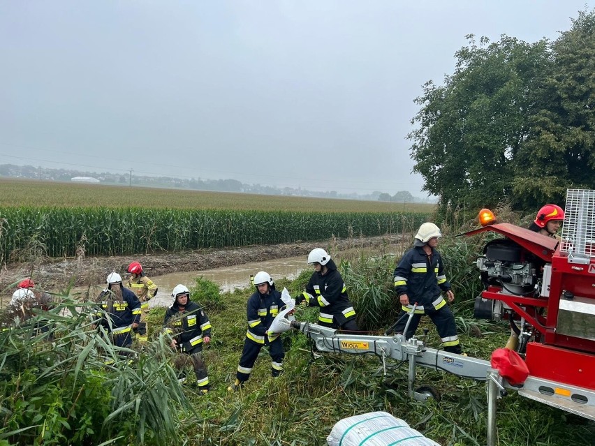 Ulewne deszcze wciąż zagrażają Opolszczyźnie. W całym regionie trwa walka z żywiołem. Przekroczone stany alarmowe i ostrzegawcze na rzekach