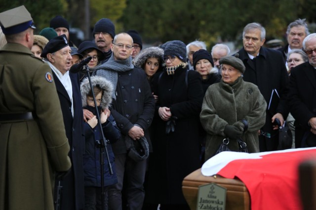 Pogrzeb Aliny Janowskiej. Rodzina i tłumy fanów pożegnali aktorkę [ZDJĘCIA]