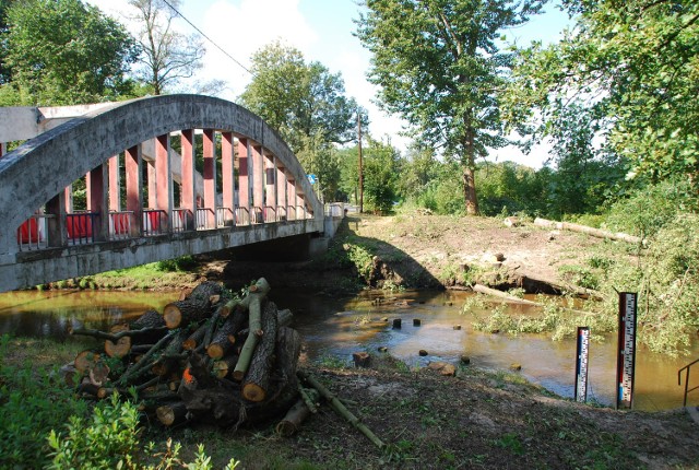 Budowa kładki w Krupskim Młynie nad rzeką Mała Panew