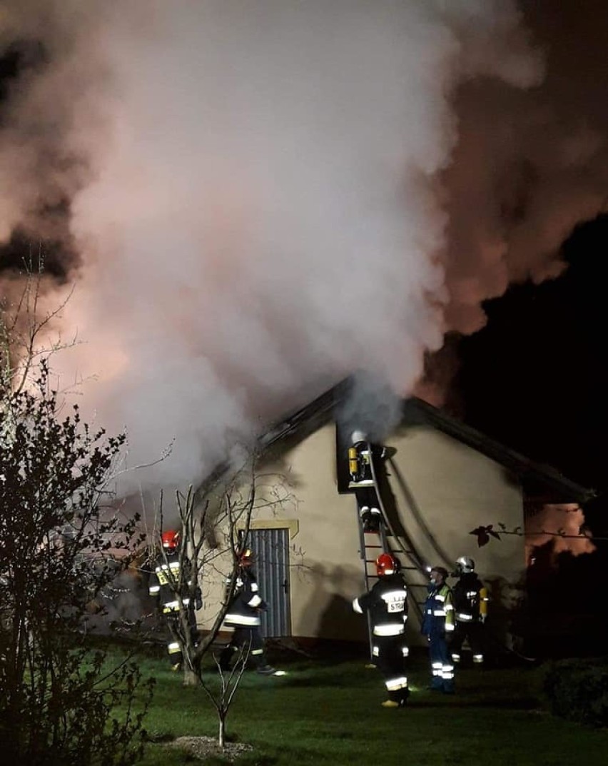 Nocna akcja w gminie Ryglice. Z pożarem walczyło kilka zastępów strażaków