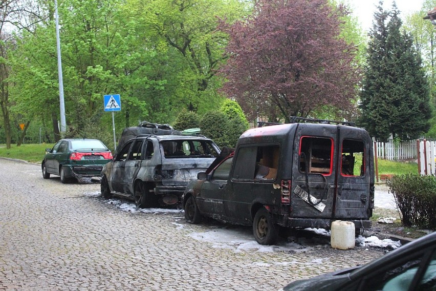 Pożar aut w Legnicy (ZDJĘCIA)