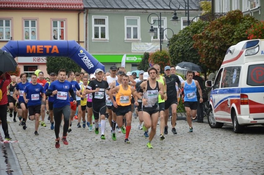 Ponad 200 biegaczy na I Skierniewickiej Dziesiątce Edmunda Jaworskiego [ZDJĘCIA]