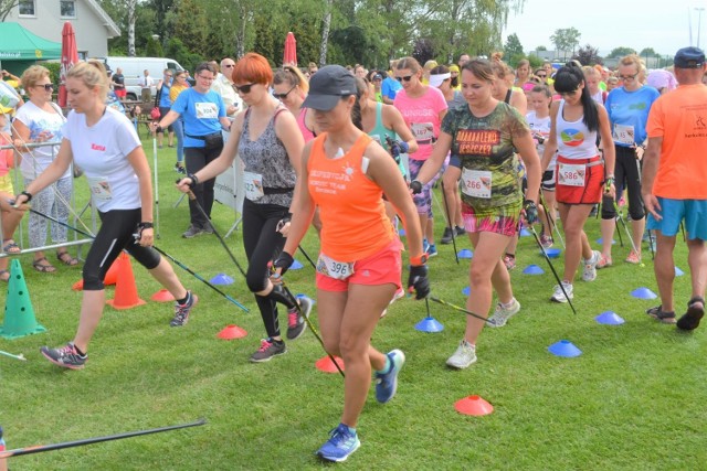 Raz w roku Żołędowo urasta do rangi polskiej stolicy nordic walking. Tu właśnie gmina Osielsko wraz z Polską Federacją Nordic Walking zapraszają na mistrzostwa kraju w tej dyscyplinie sportu. I miłośnicy marszów z kijkami chętnie tu przyjeżdżają. Certyfikowany tor NW, który rozpoczyna się i kończy na stadionie w Żołędowie  - świetnie przygotowany, płaski, głównie leśny, o miękkim podłożu, więc bezpieczny dla stawów - uznawany jest za bardzo szybki. Dlatego zawodnicy chętnie  przyjeżdżają, by osiągać swe „życiówki”. 

W tym roku w mistrzostwach Polski wystartowało około 600 zawodników. 

Zwycięzca - Marcin Michalec - trasę o długości 21 km pokonał w 2:07:43, Elżbieta Wojciechowska miała czas 2:18:17.