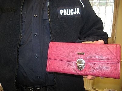 Policja Żory: Zgubiłaś czerwony portfel, gdy wybierałaś pieniądze z bankomatu? Znaleziono zgubę!
