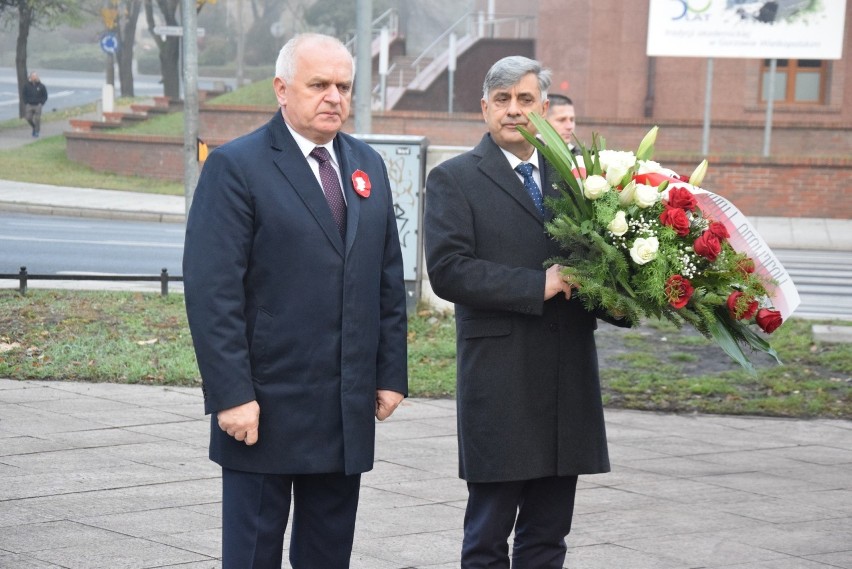 Kwiaty pod pomnikiem marszałka Józefa Piłsudskiego składali...