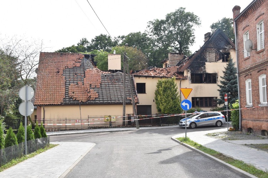 Nowy Staw. Po pożarze plebanii parafii św. Mateusza Apostoła. Przyczyna wciąż nieznana. Mieszkańcy wspierają księży