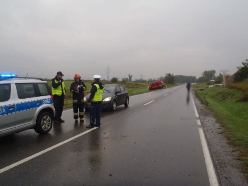 Wypadek na obwodnicy Starego Sącza. Rannego kierowcę wycinali z wraku auta [ZDJĘCIA]